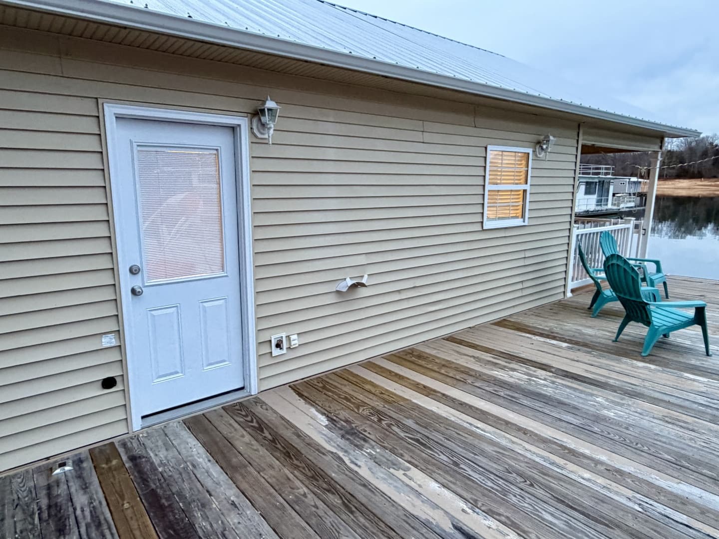 2002 Custom 23 x 31 Floating Cabin - Approx 729sqft