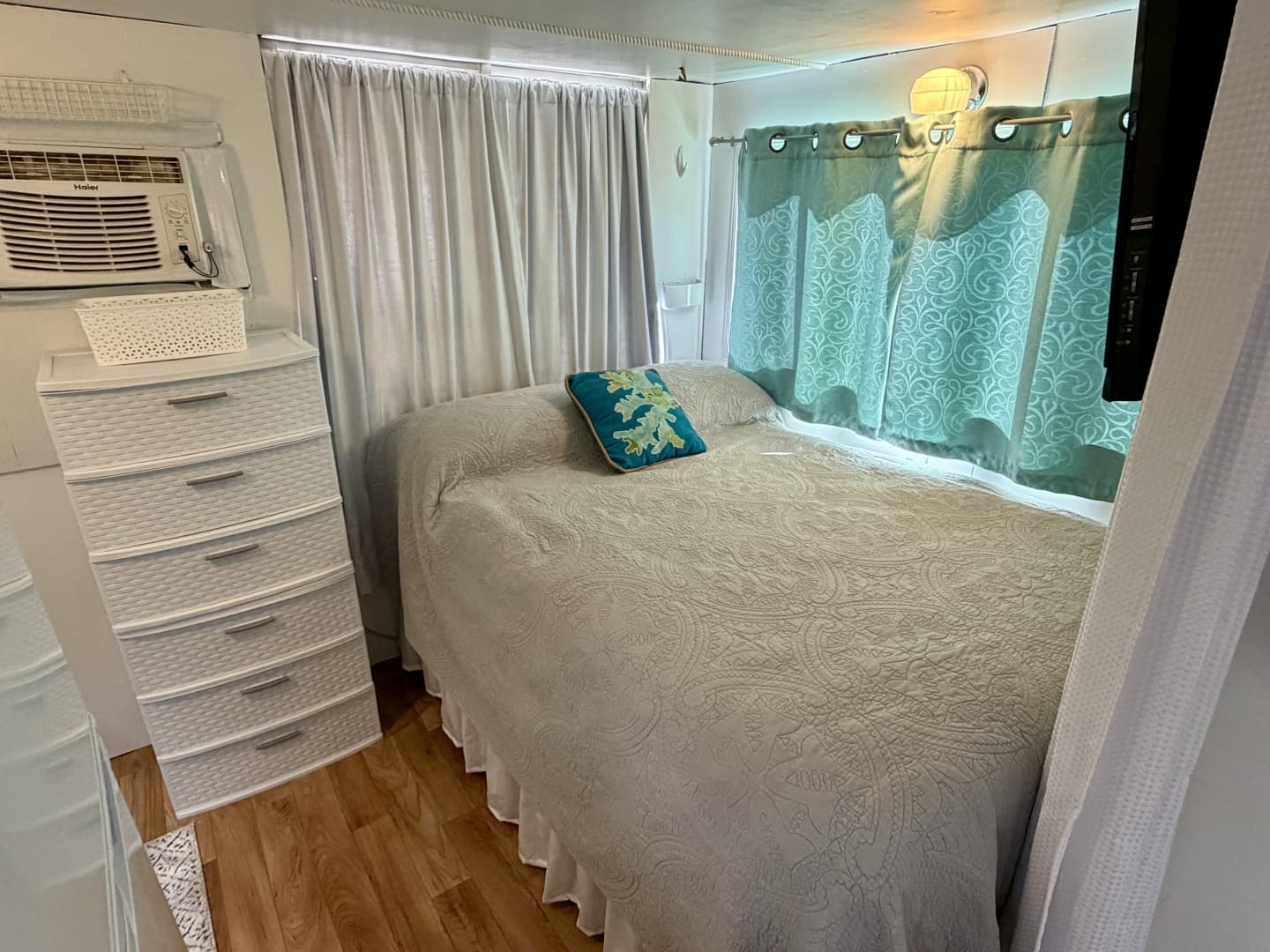 1969 Custom 9 x 27 Floating Cabin - 1969 Drift-R-Cruz - 238sqft