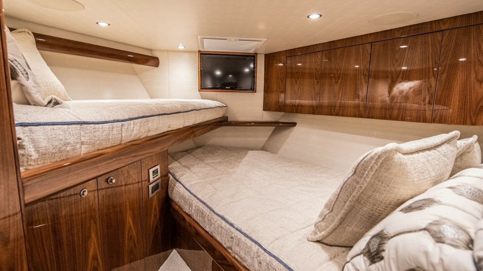 2020 58 Viking Convertible - Uno Mas 