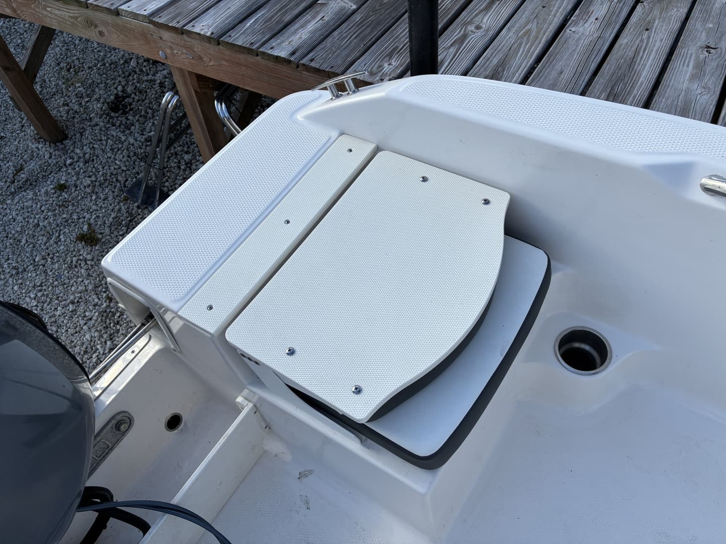 2025 Robalo R160 Center Console