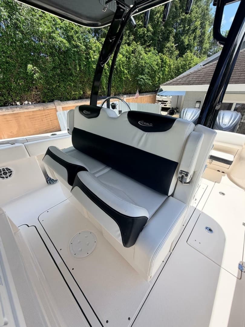 2022 Robalo R302 Center Console