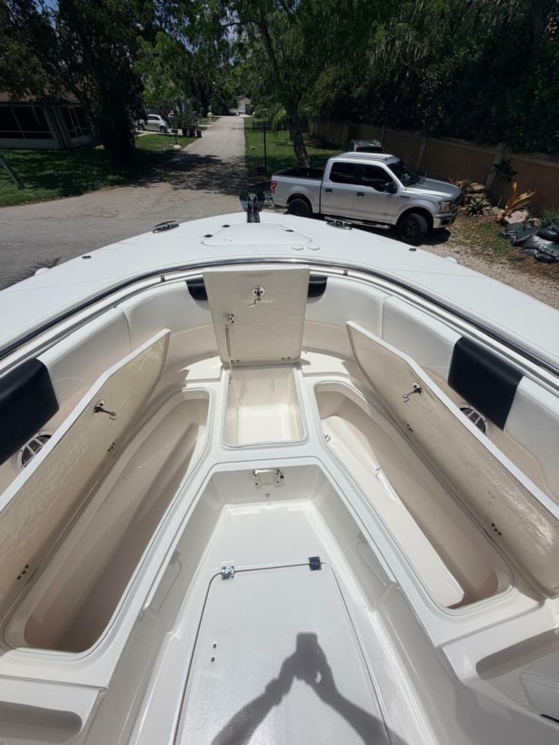 2022 Robalo R302 Center Console