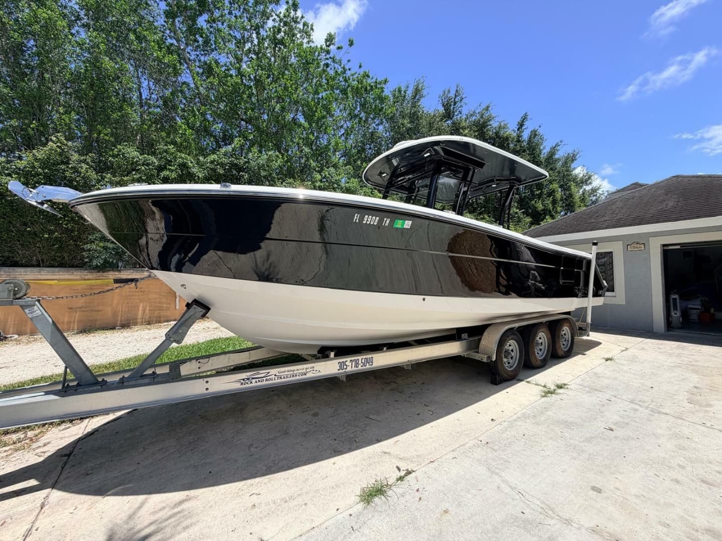 2022 Robalo R302 Center Console