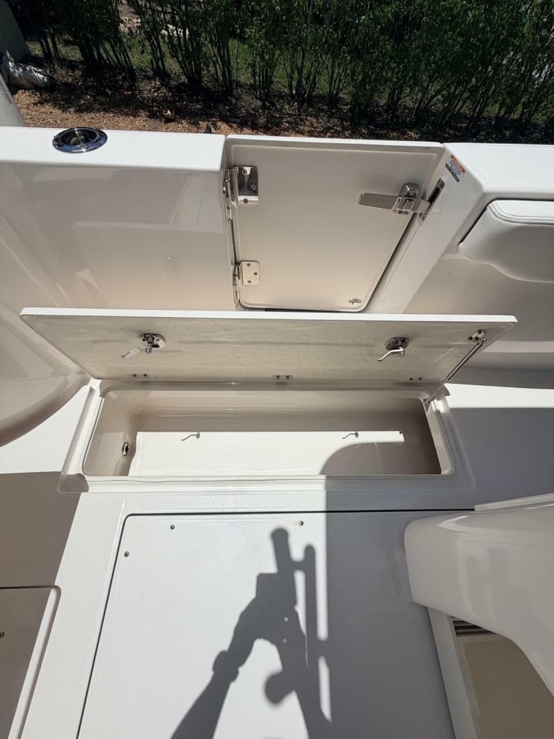 2022 Robalo R302 Center Console