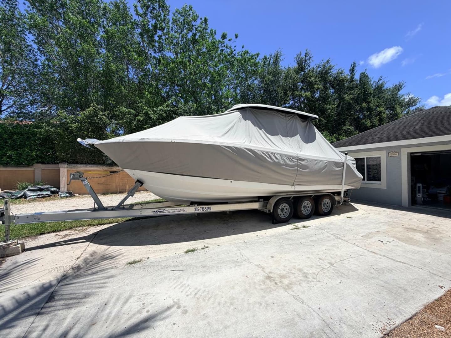 2022 Robalo R302 Center Console