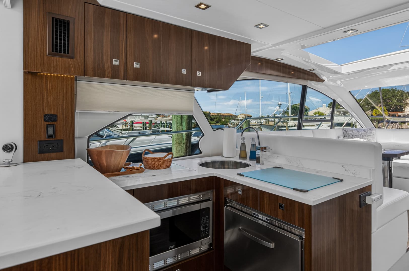 2023 Cruisers Yachts 50 CANTIUS