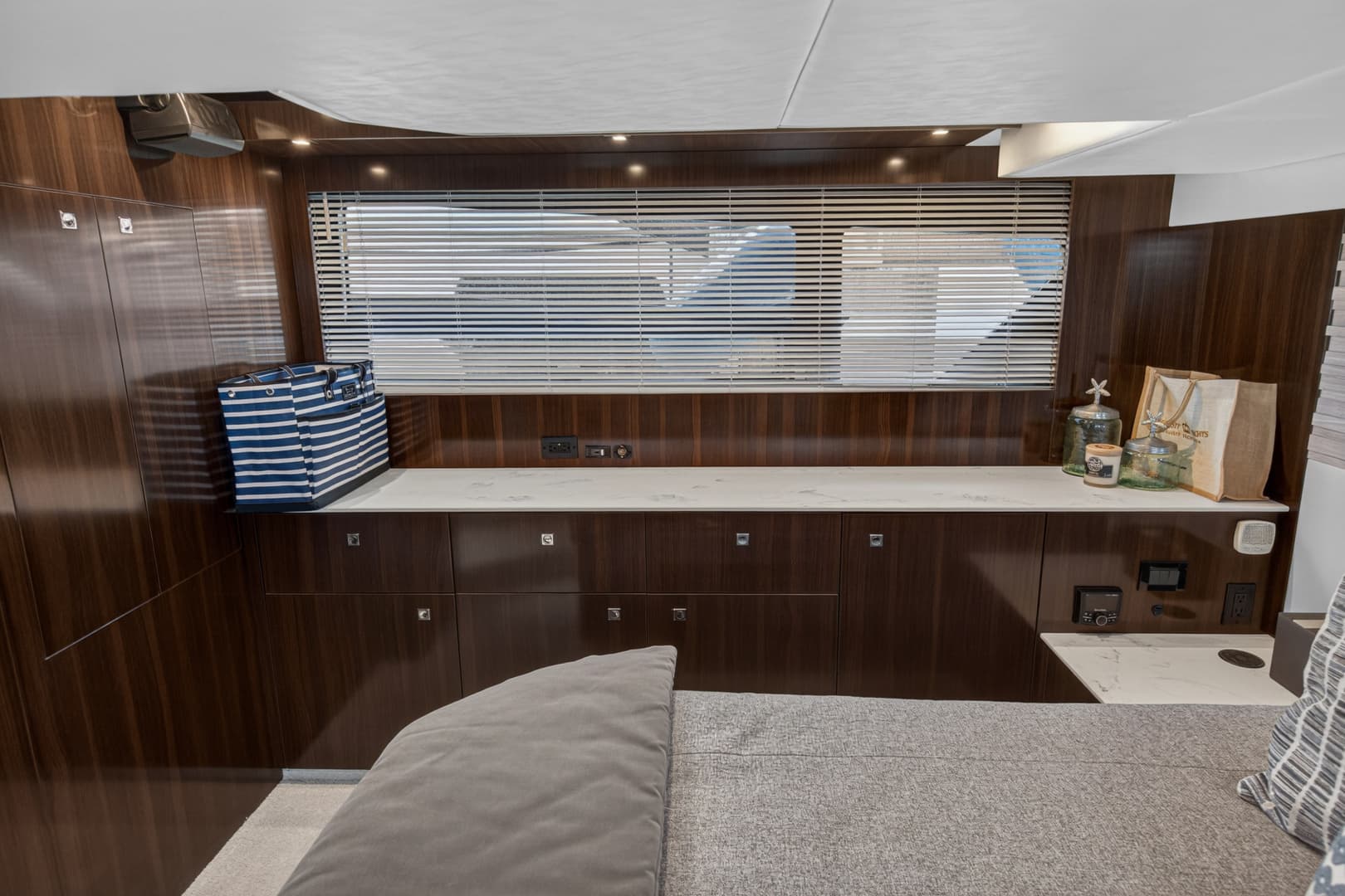 2023 Cruisers Yachts 50 CANTIUS