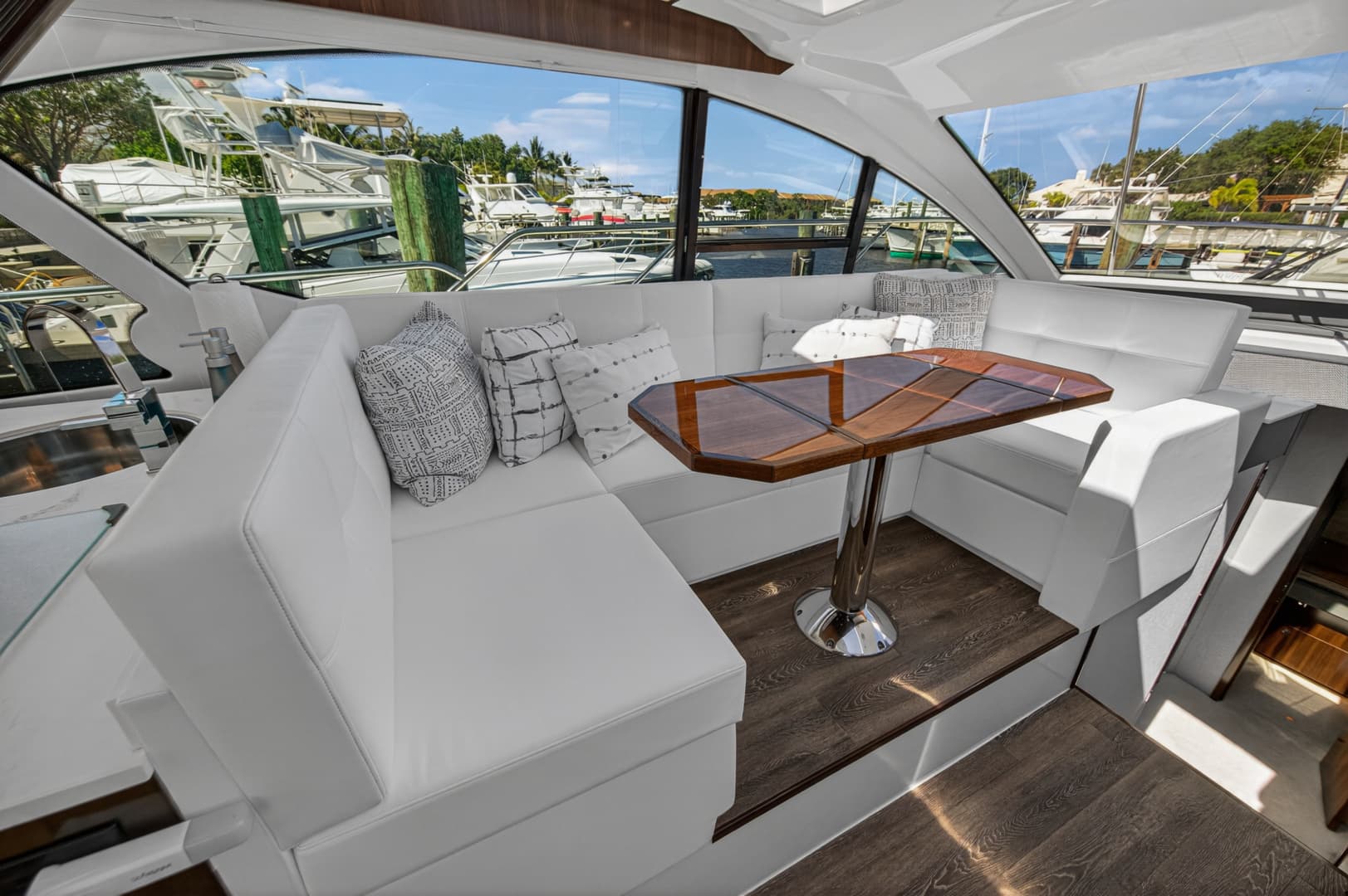 2023 Cruisers Yachts 50 CANTIUS