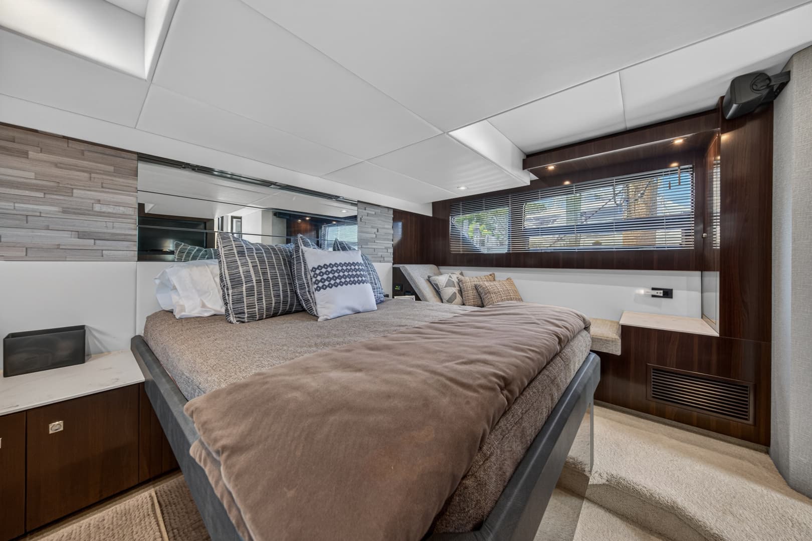 2023 Cruisers Yachts 50 CANTIUS