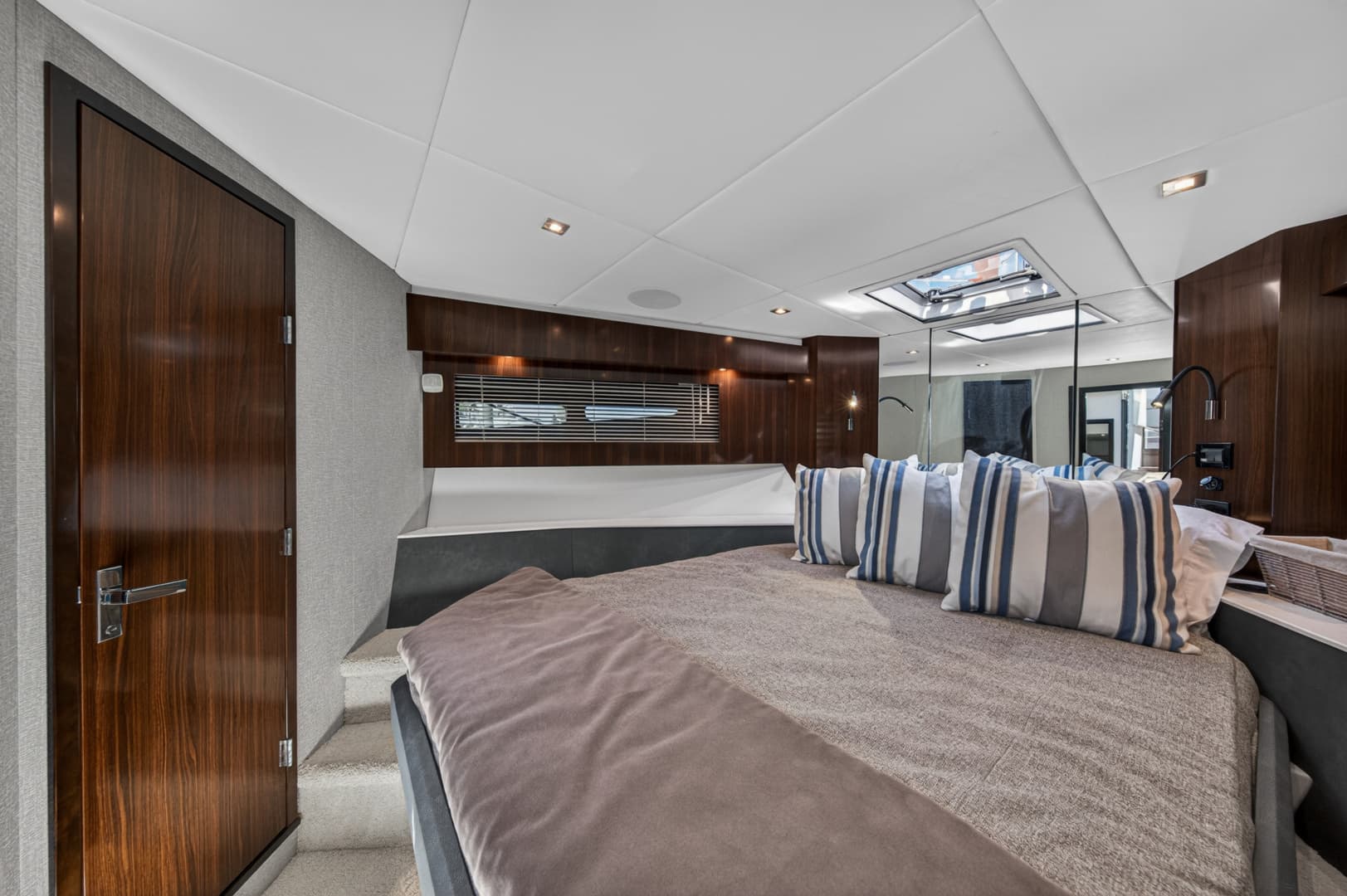 2023 Cruisers Yachts 50 CANTIUS