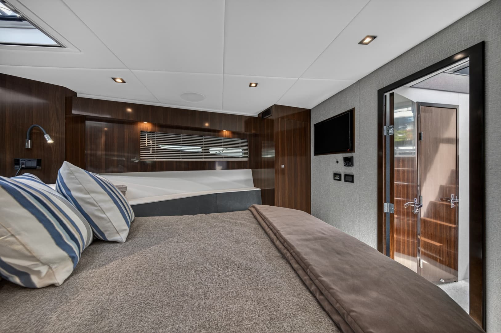 2023 Cruisers Yachts 50 CANTIUS