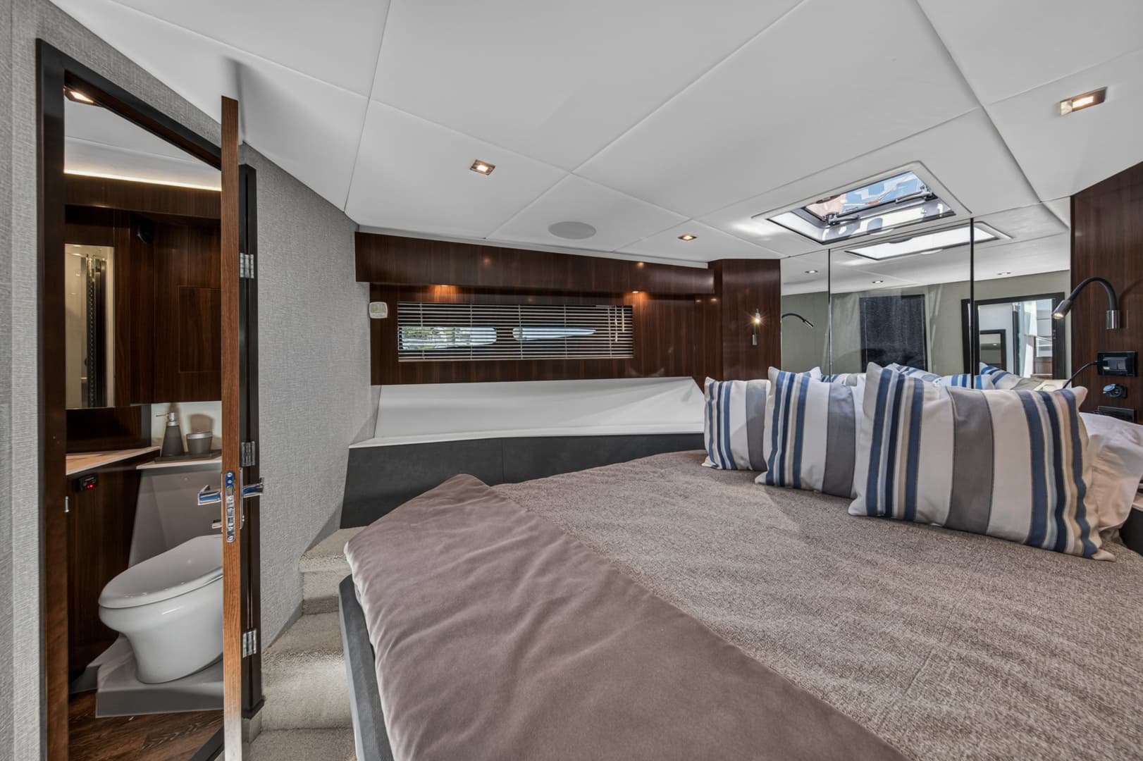 2023 Cruisers Yachts 50 CANTIUS