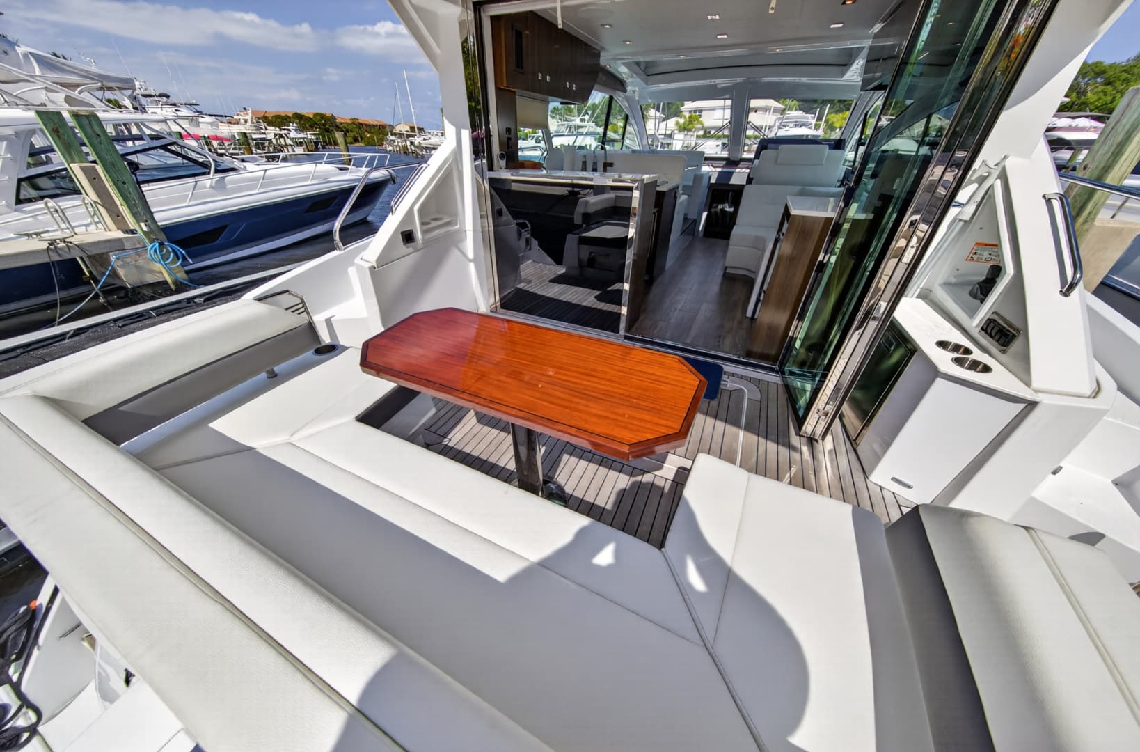 2023 Cruisers Yachts 50 CANTIUS