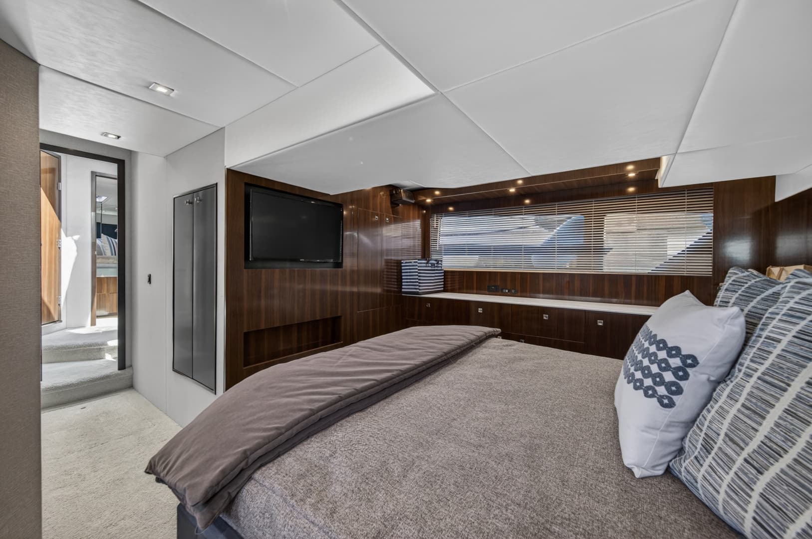 2023 Cruisers Yachts 50 CANTIUS