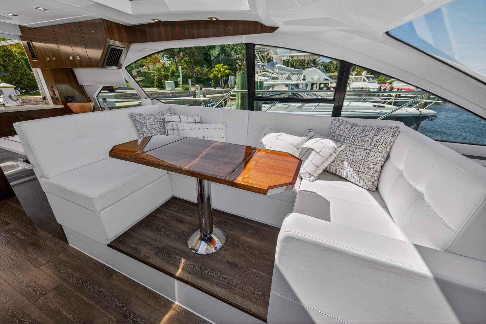 2023 Cruisers Yachts 50 CANTIUS