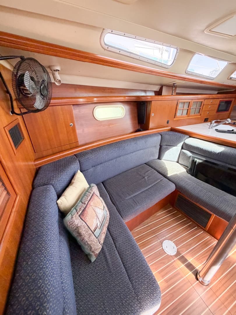2005 Hunter 36
