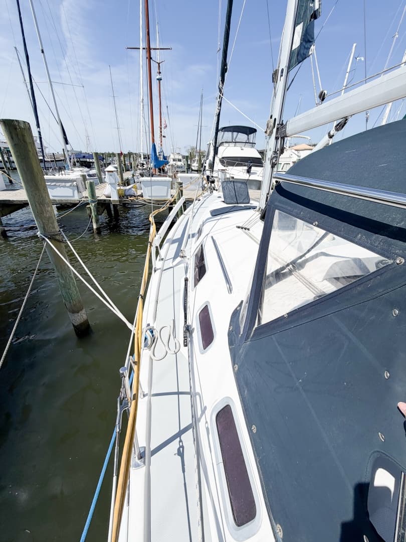 2005 Hunter 36