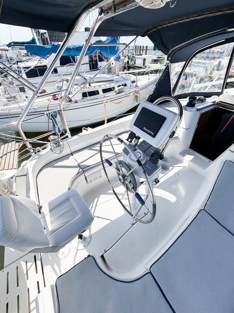 2005 Hunter 36