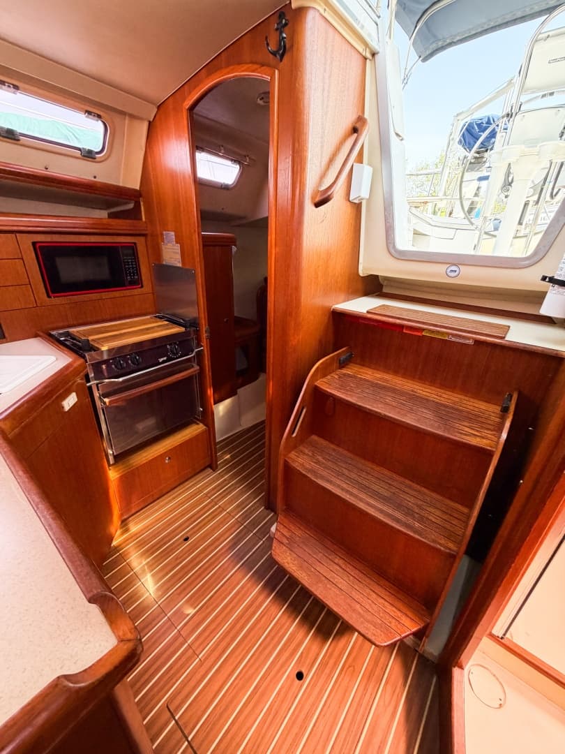 2005 Hunter 36