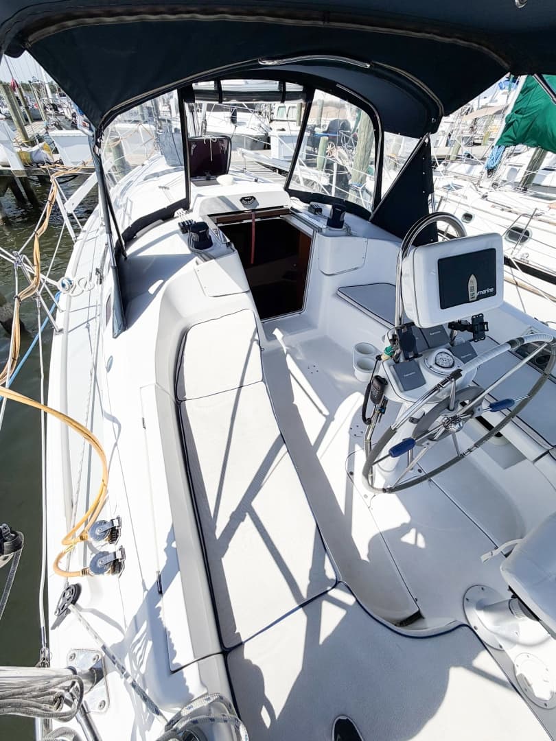 2005 Hunter 36