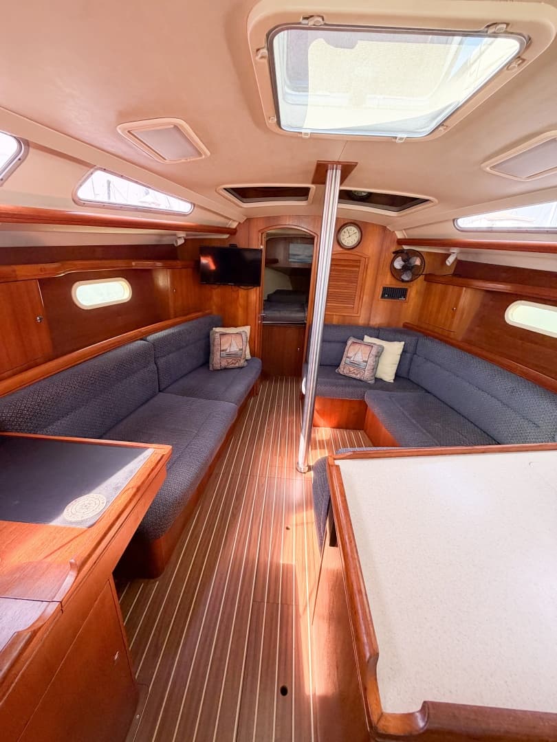 2005 Hunter 36