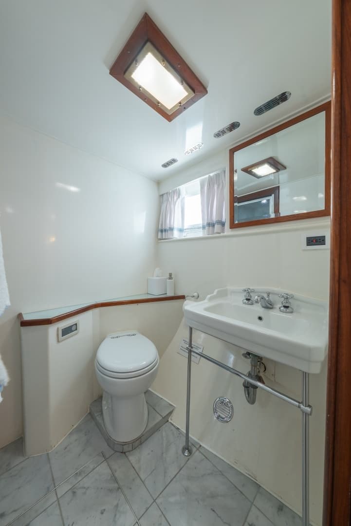 Ensuite Midship Guest Head