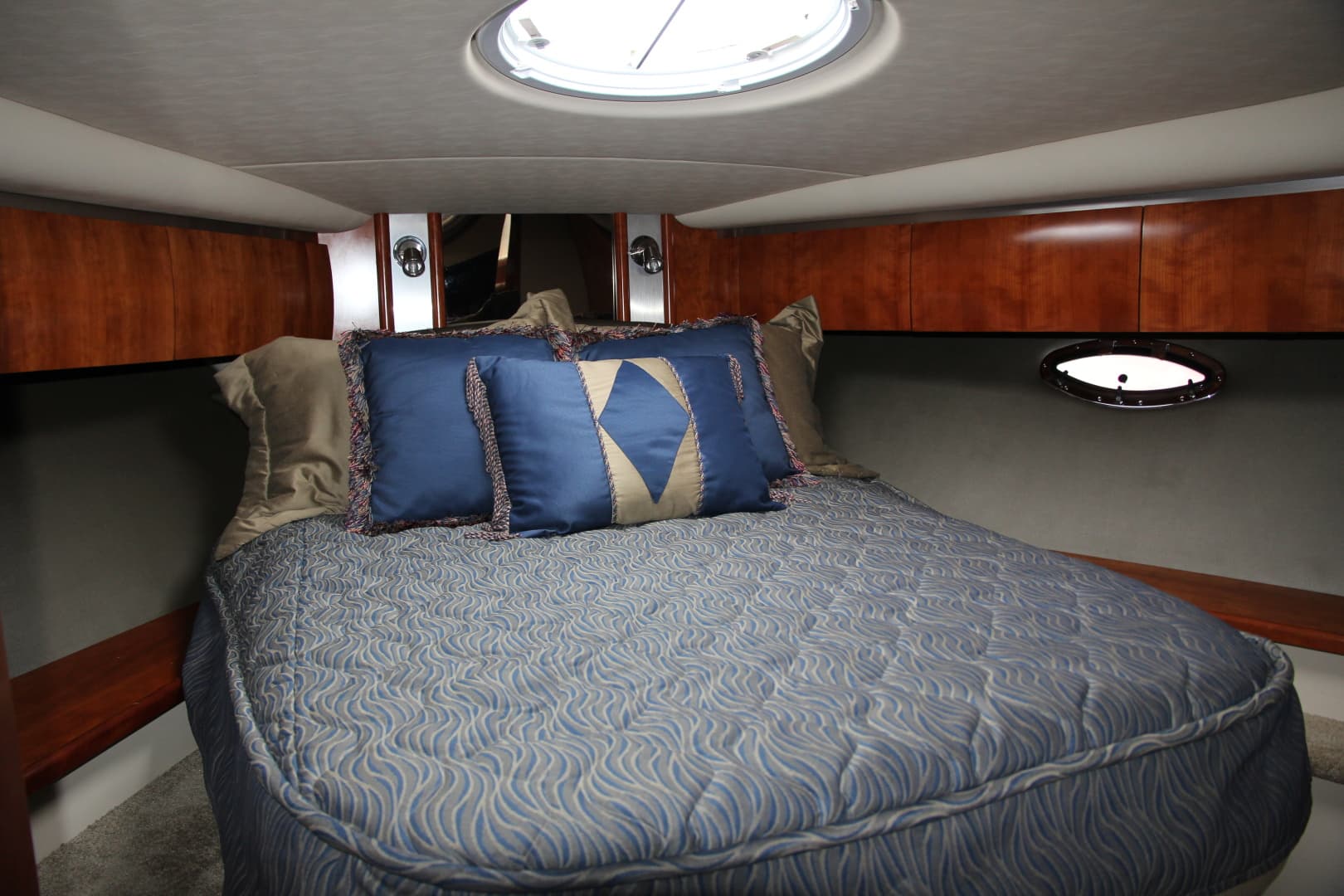 2007 Cruisers Yachts 520 EXPRESS