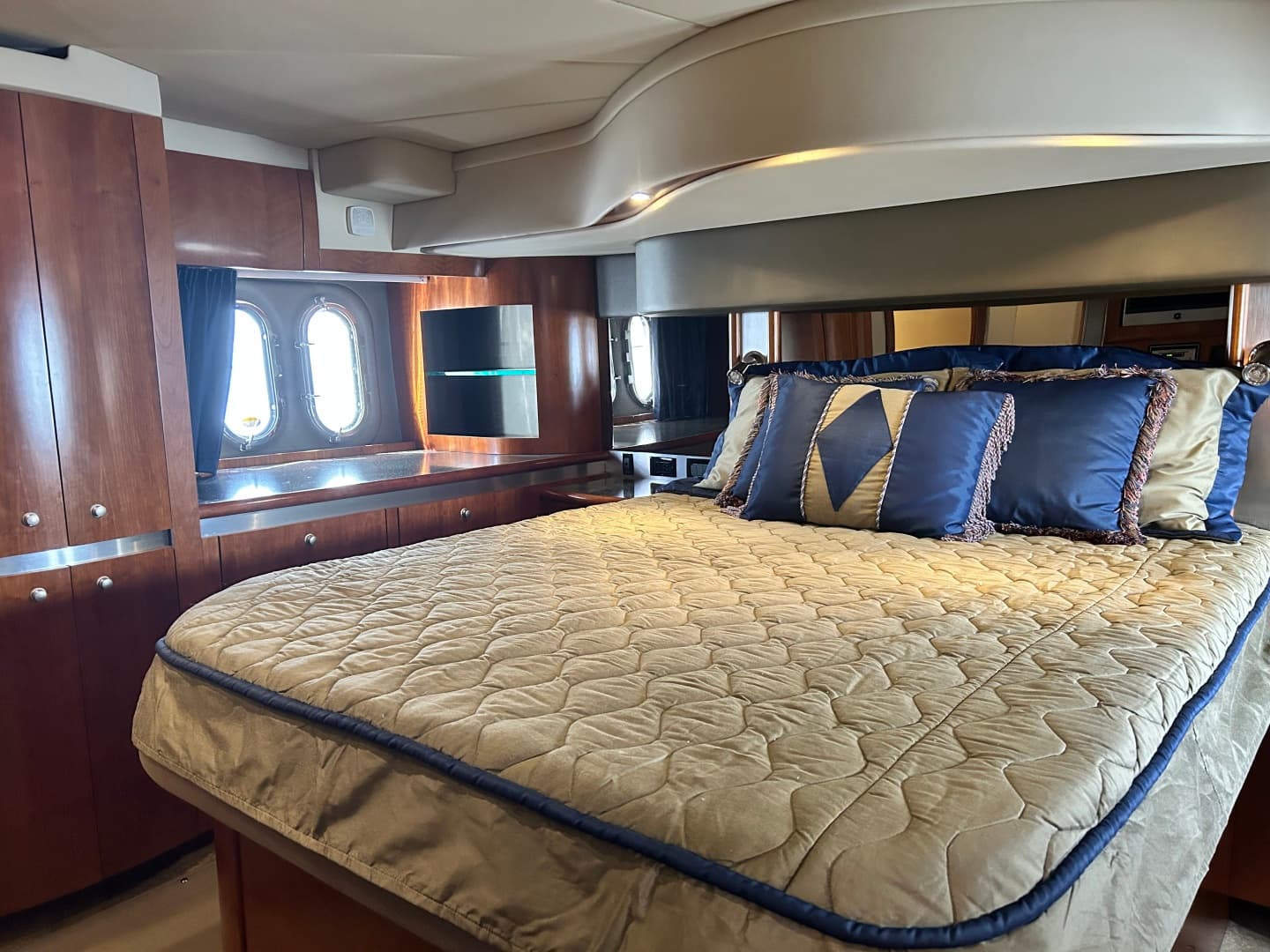 2007 Cruisers Yachts 520 EXPRESS