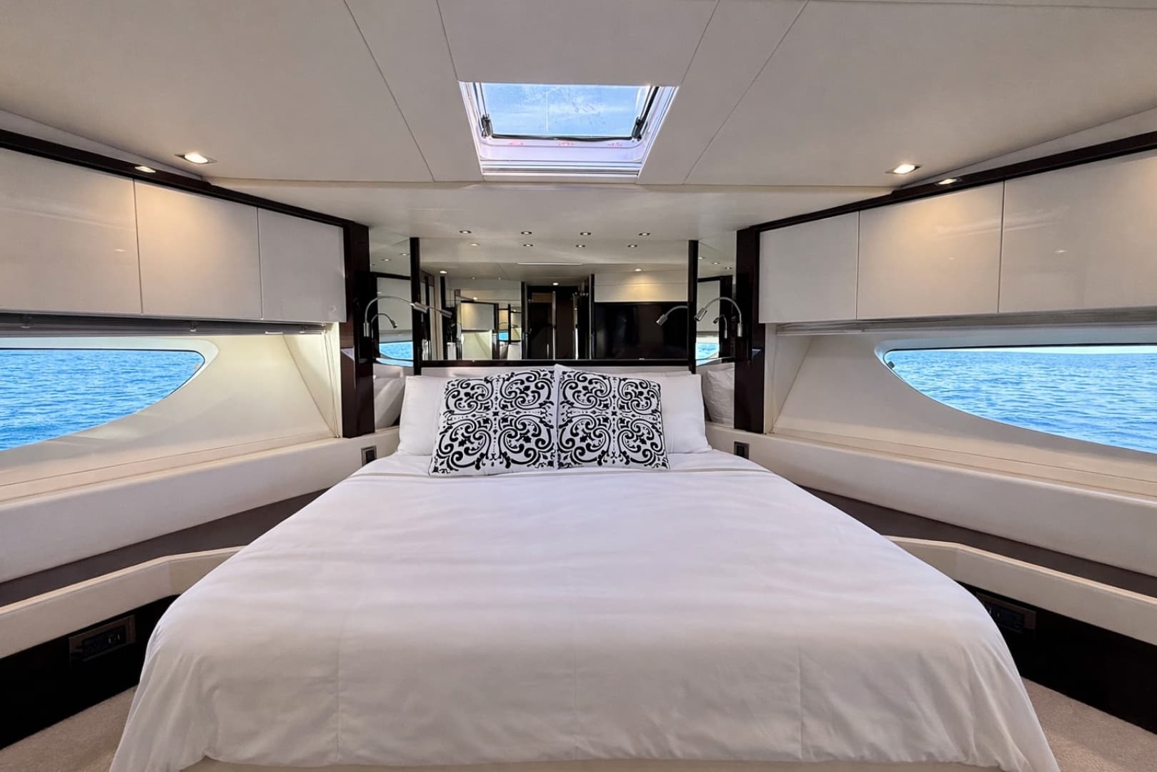 2019 Sunseeker 76 YACHT