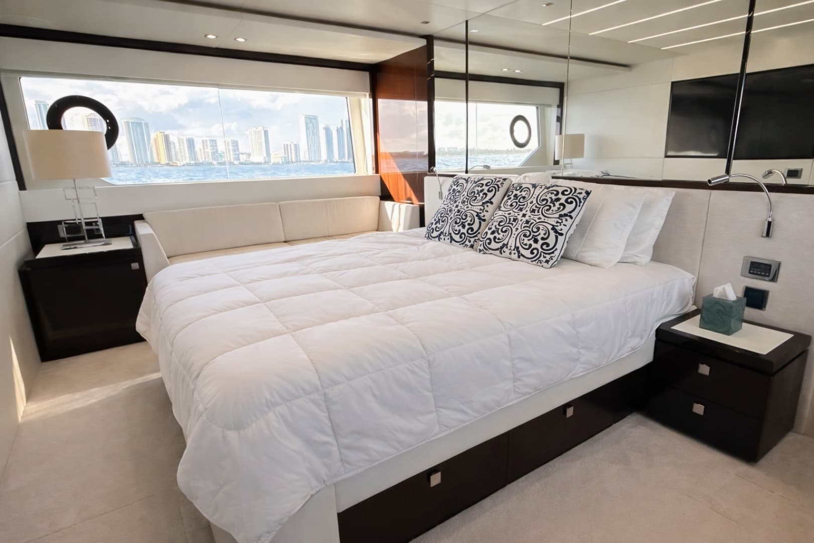 2019 Sunseeker 76 YACHT