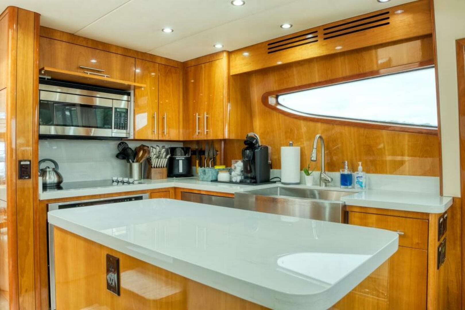 2007 Hatteras 80 Enclosed Bridge