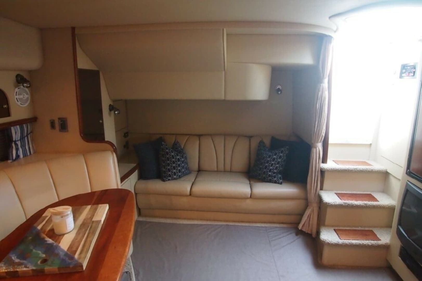 2002 Cruisers Yachts 3572