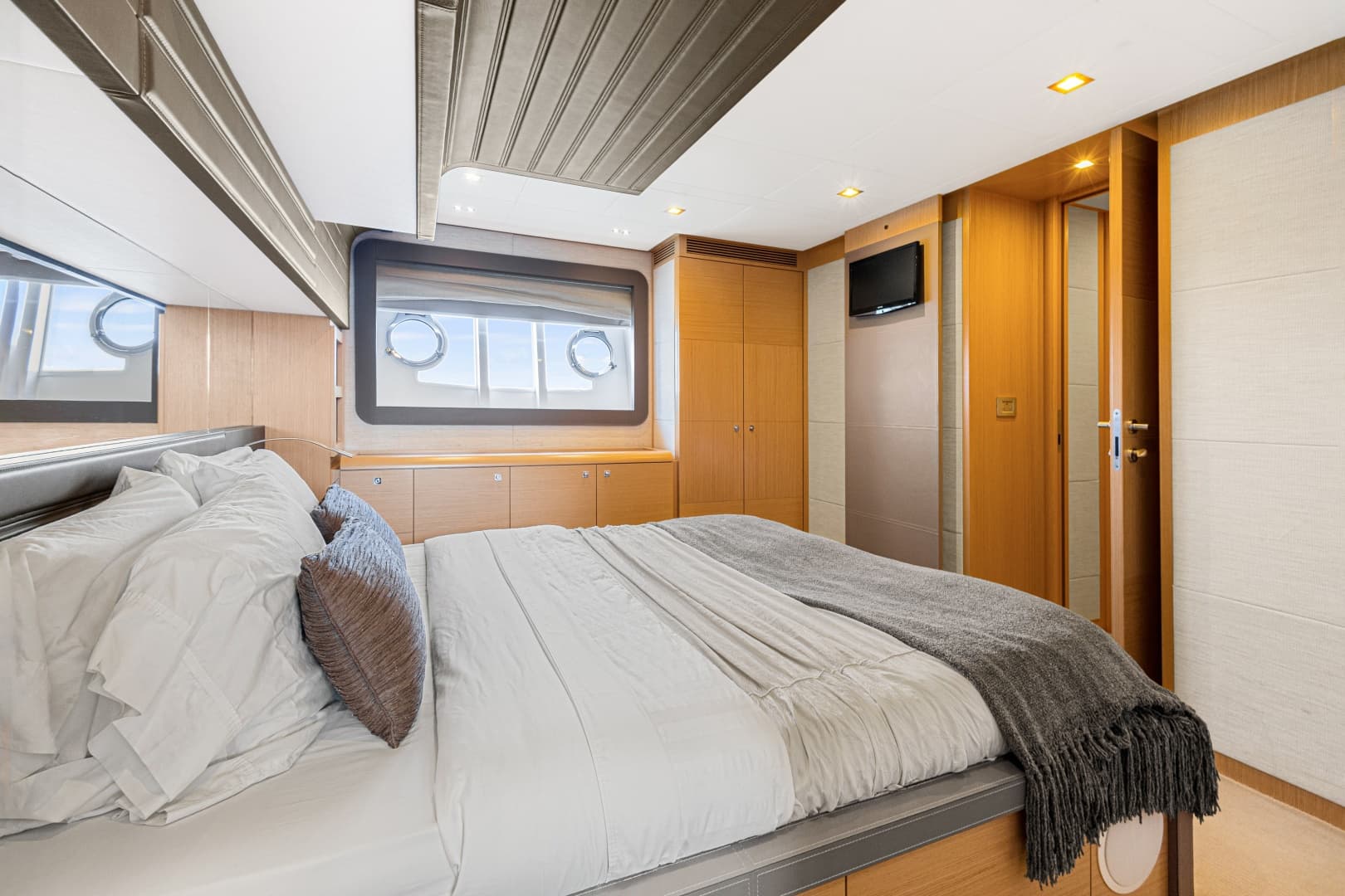 2013 Ferretti Yachts F800