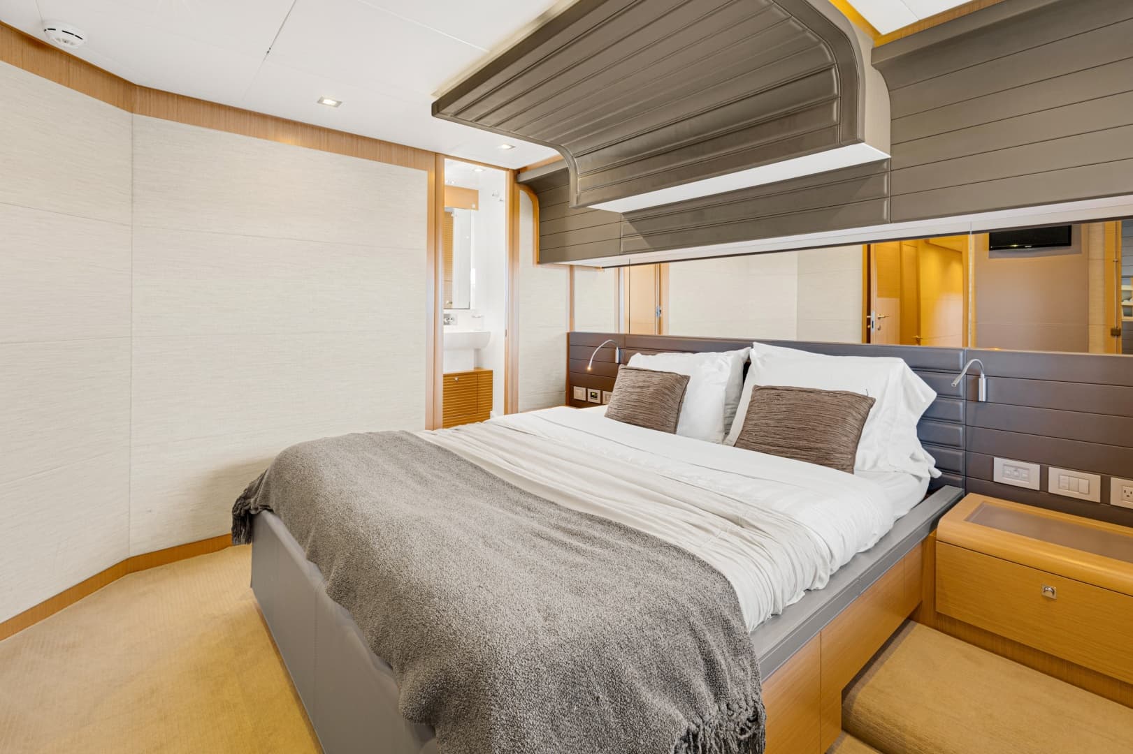 2013 Ferretti Yachts F800
