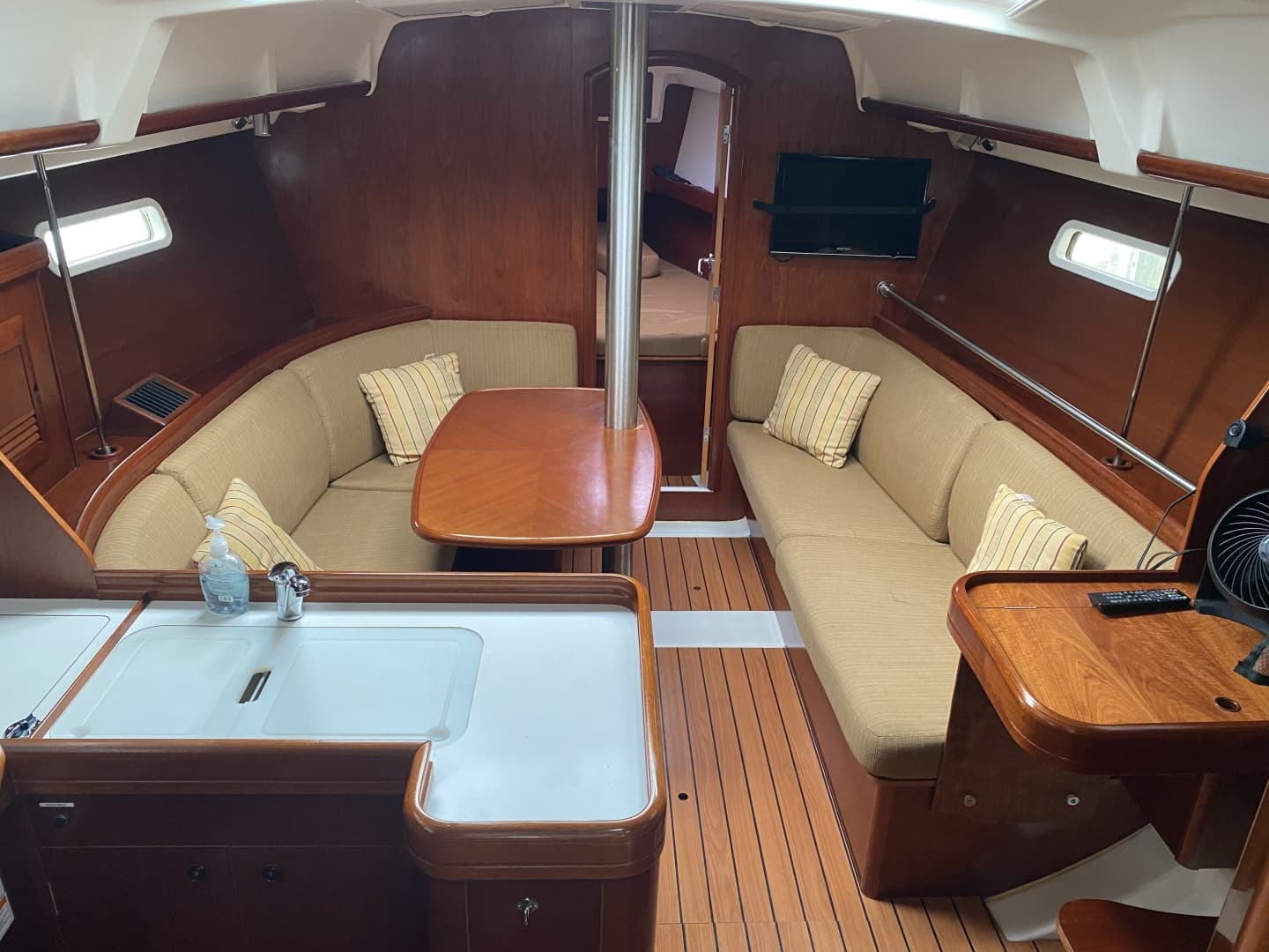 2004 Beneteau 373