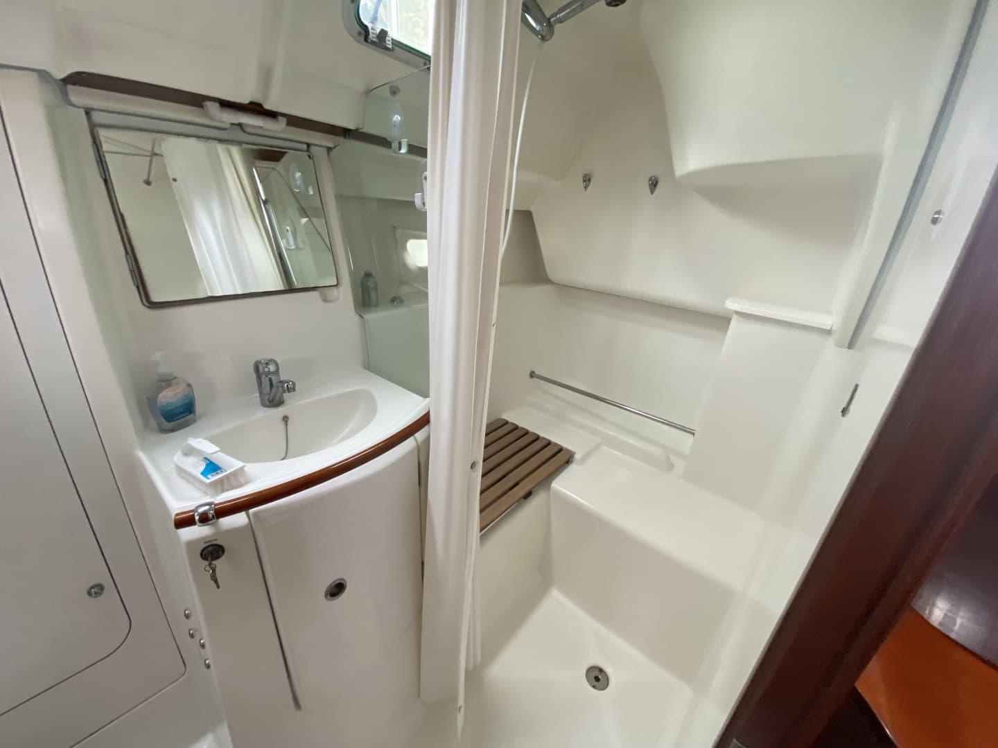 2004 Beneteau 373