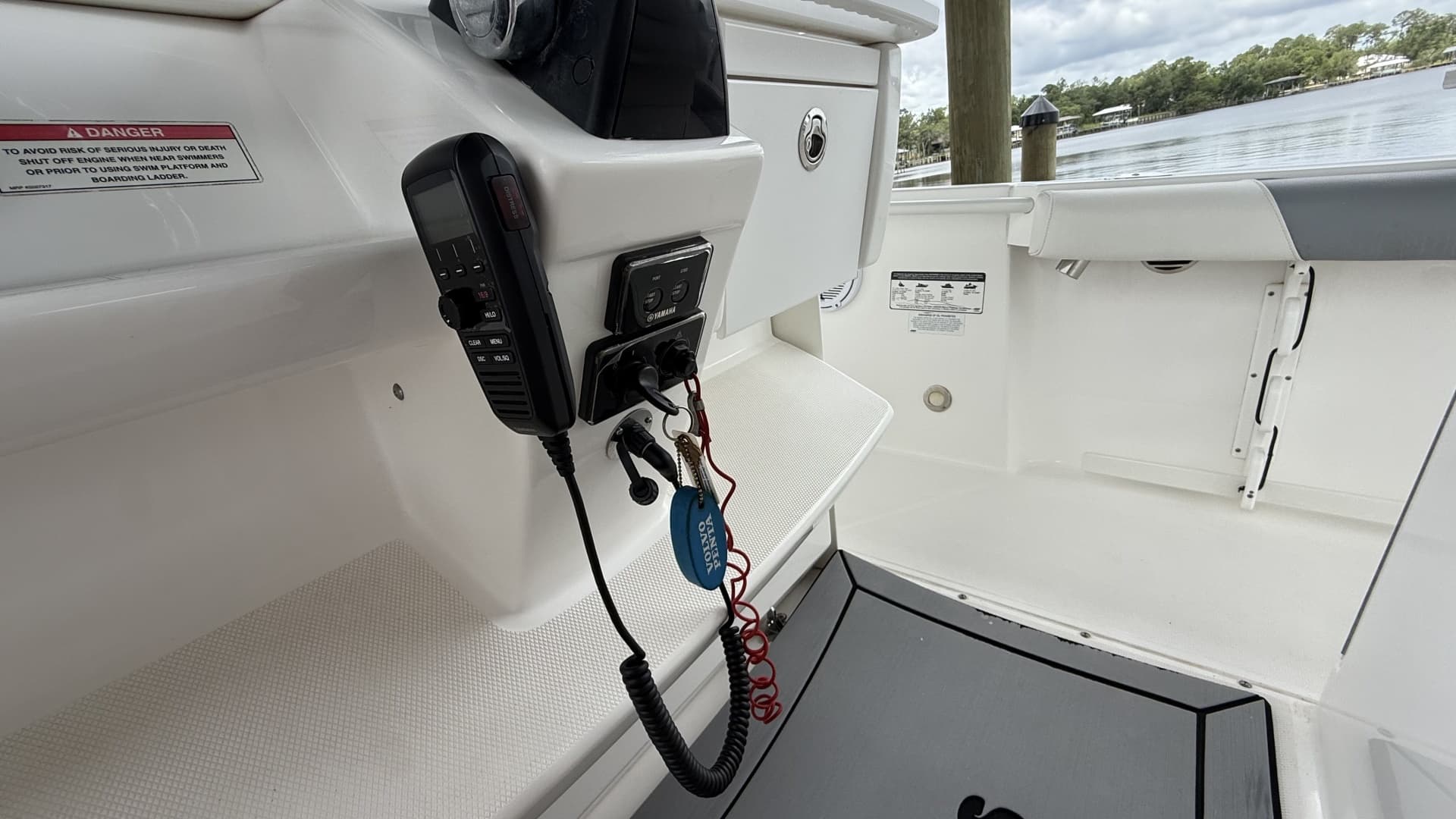 2016 Everglades 295 Center Console