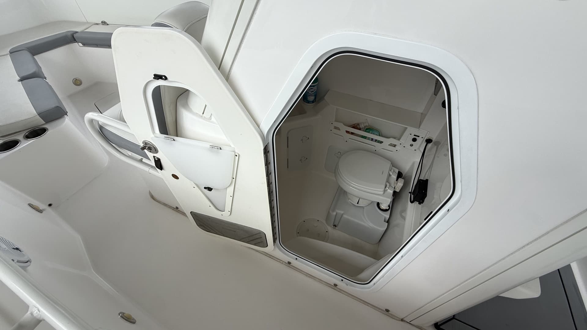 2016 Everglades 295 Center Console