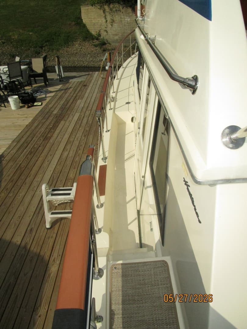 42' Hatteras port side deck1