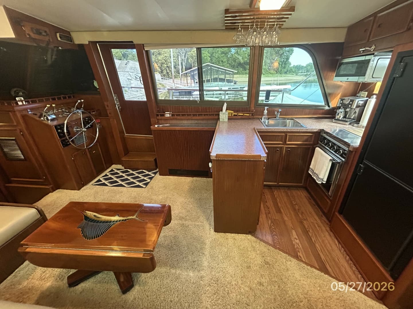 42' Hatteras salon starboard