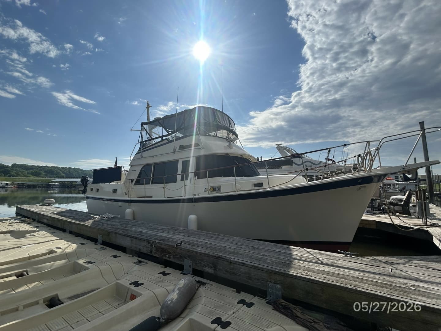 42' Hatteras starboard forward profile