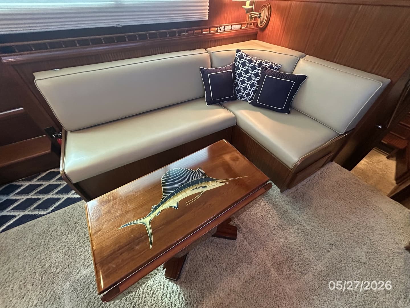 42' Hatteras salon seating1