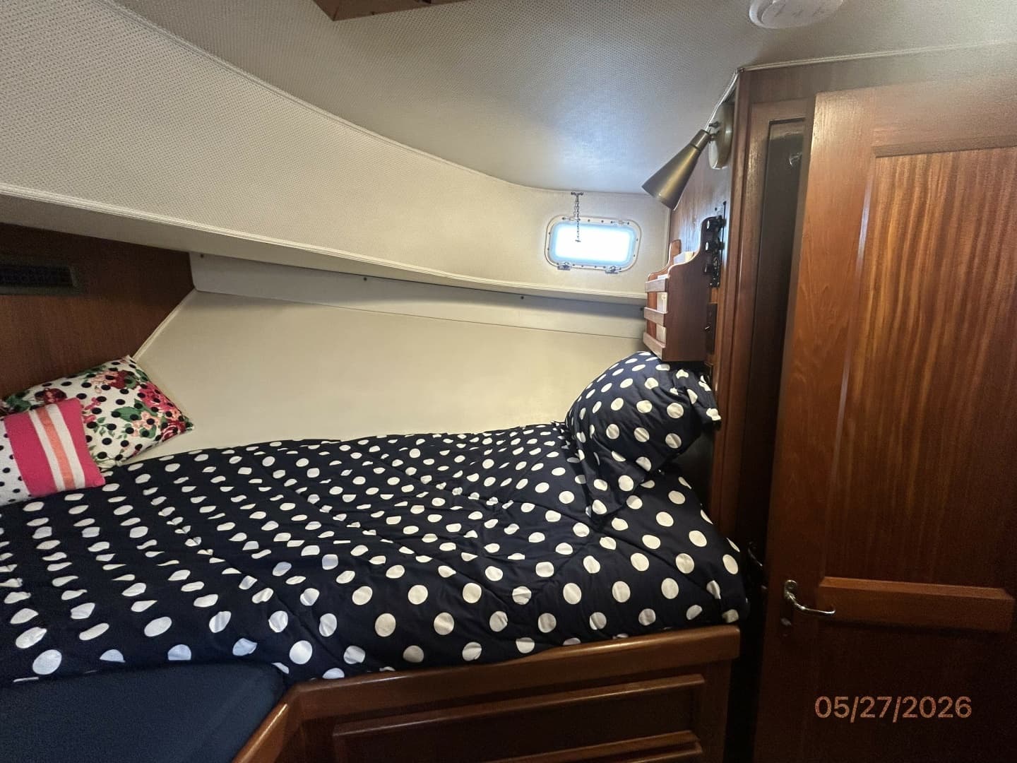 42' Hatteras guest stateroom starboard