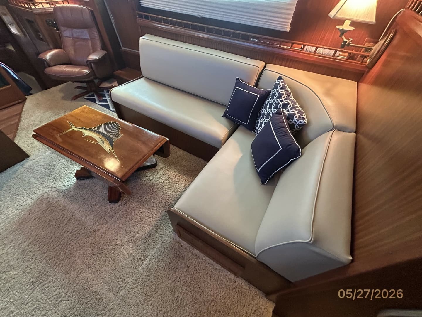 42' Hatteras salon seating2
