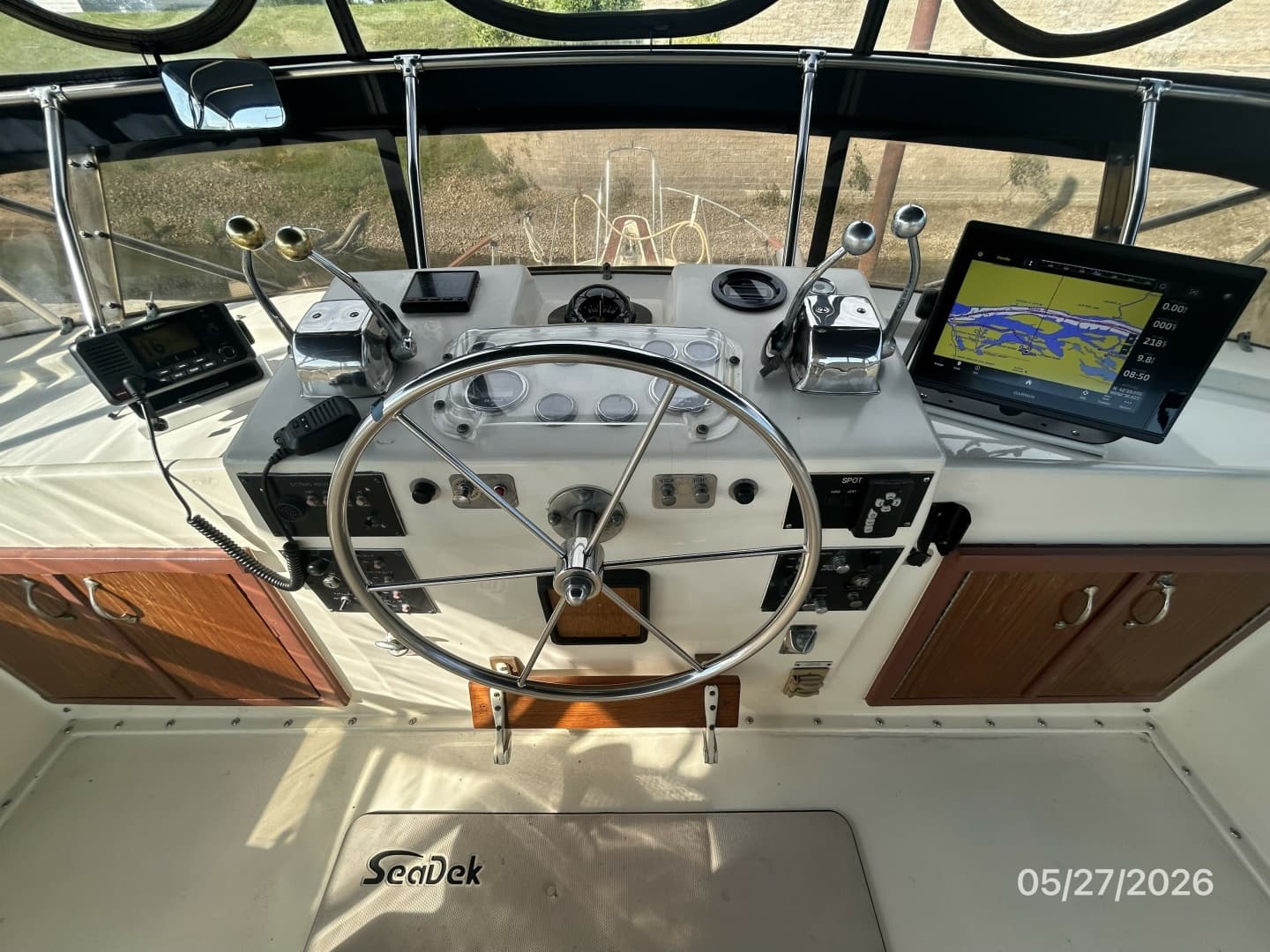 42' Hatteras flybridge helm2