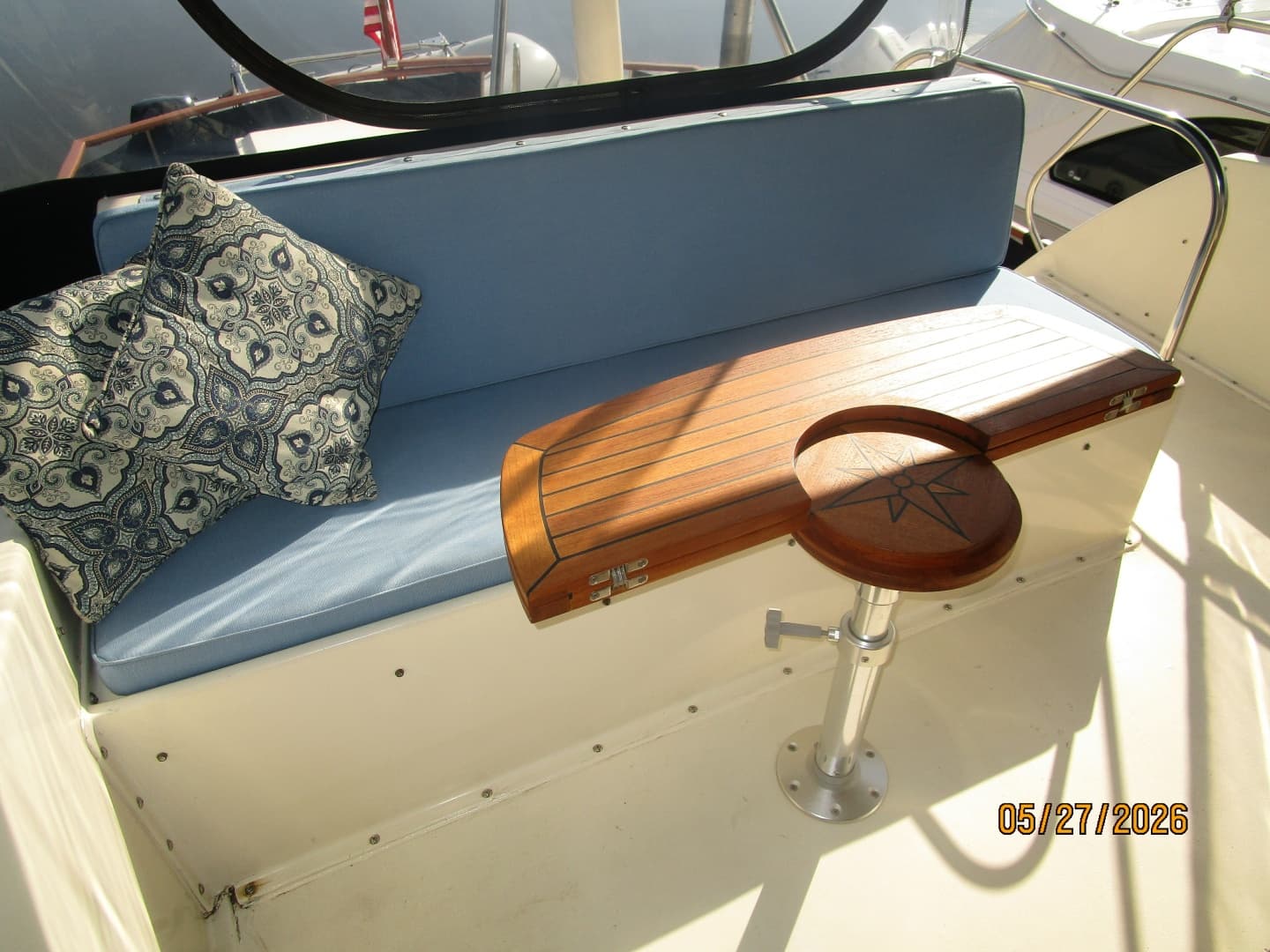 42' Hatteras flybridge aft seating2