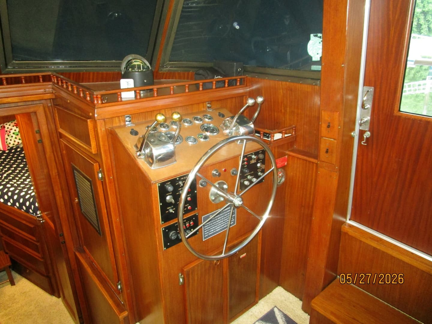 42' Hatteras lower helm2