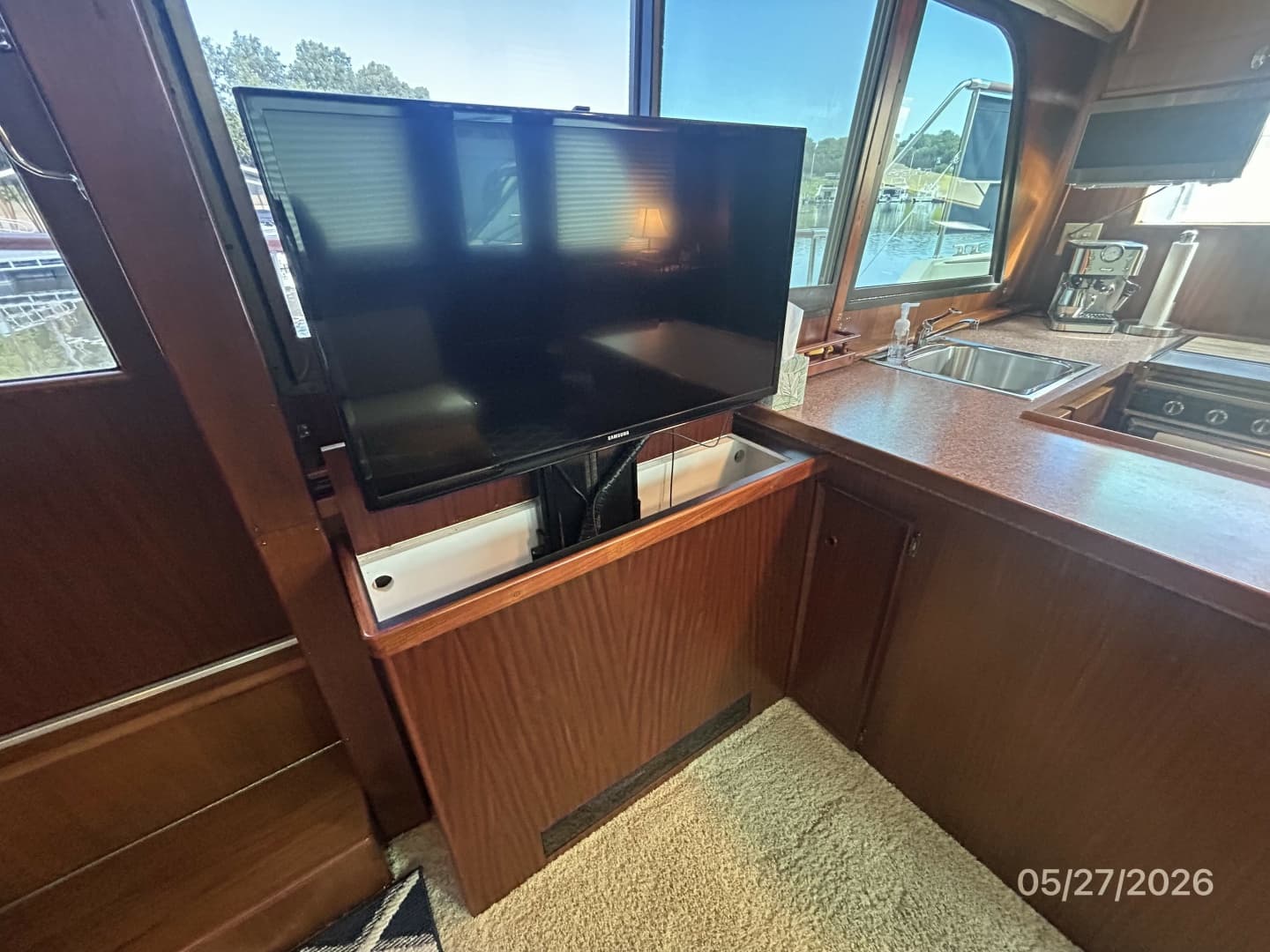 42' Hatteras salon TV lift2