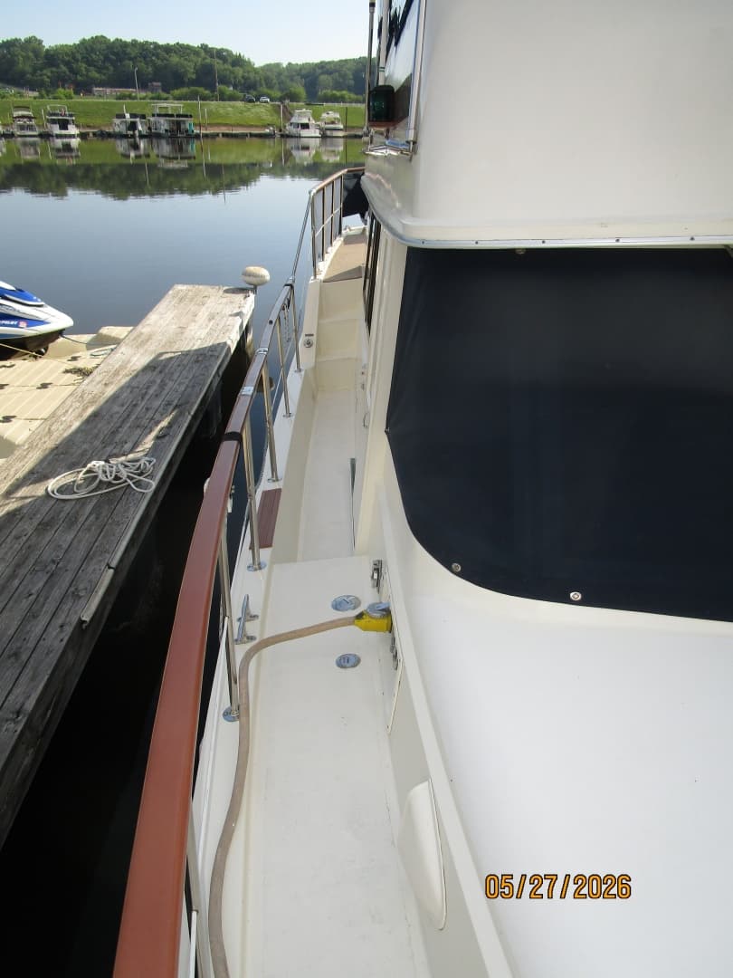 42' Hatteras starboard side deck2