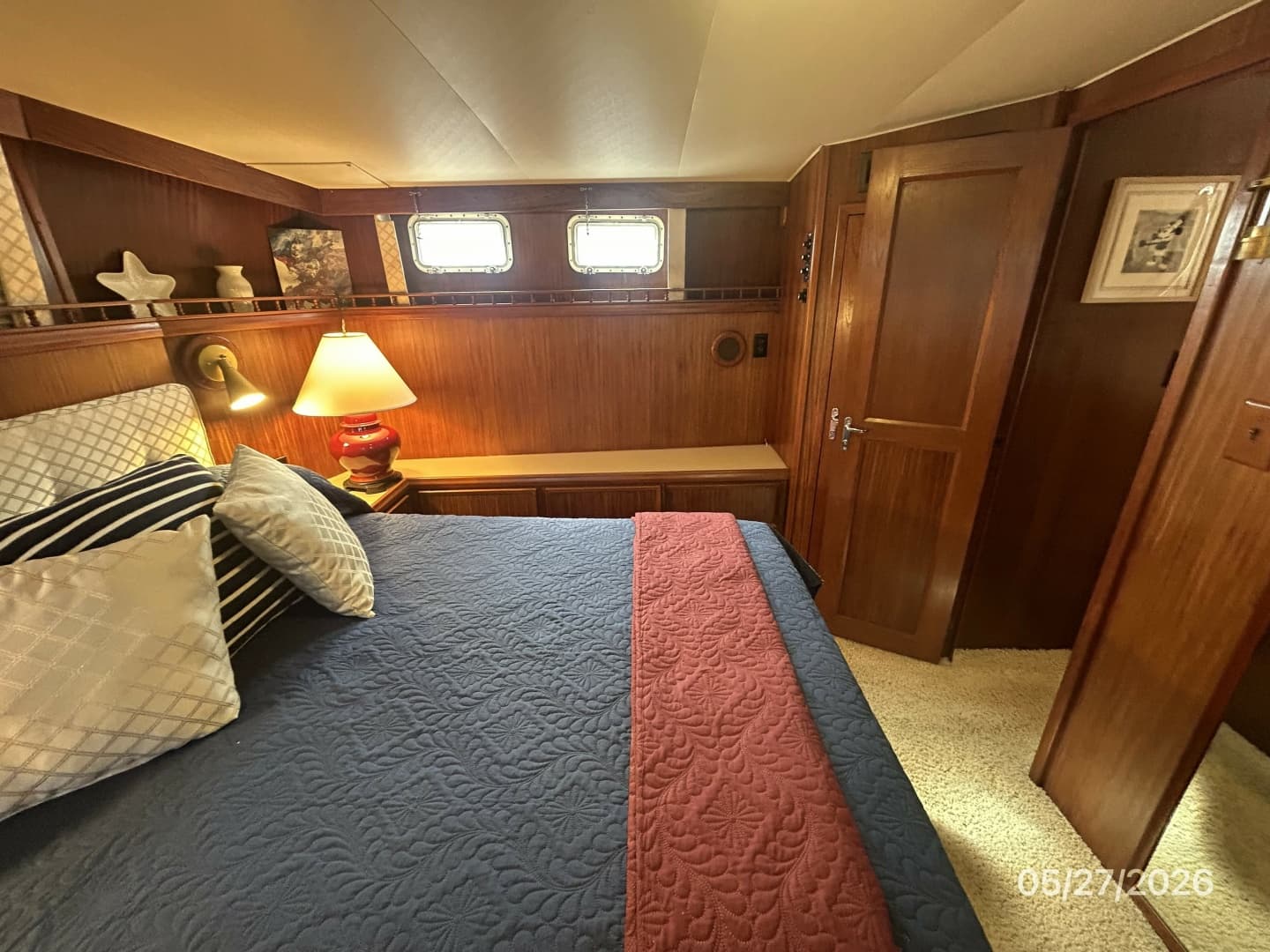 42' Hatteras master stateroom port